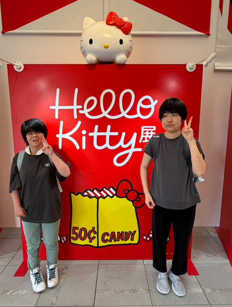 Hello Kitty展の入口で記念撮影する利用者の様子