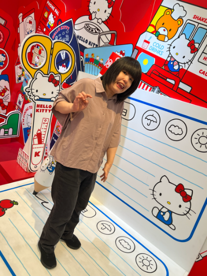 キティちゃん展会場内で大はしゃぎする利用者