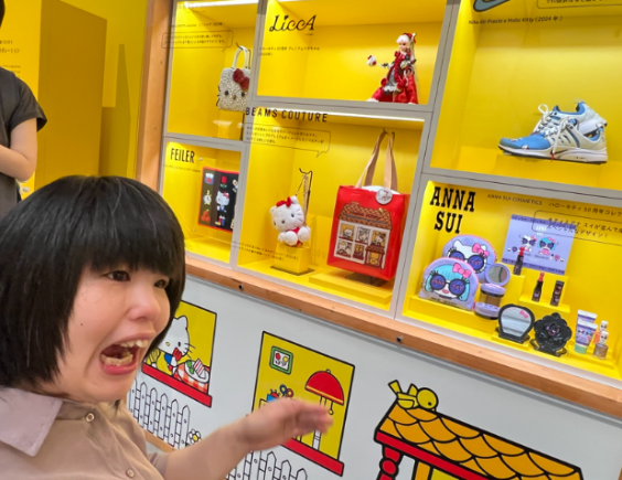 グッズ売り場でキャラクターグッズを見て盛り上がる利用者
