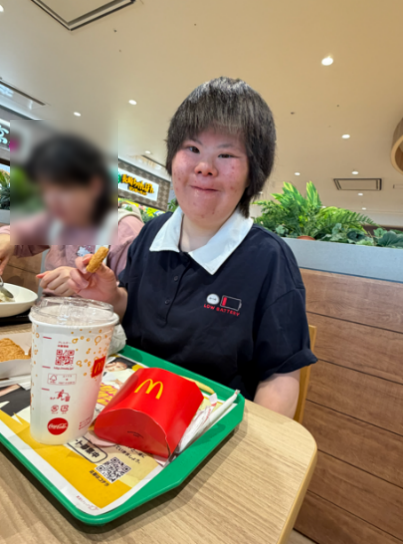 モザイク処理を施した夕食の様子