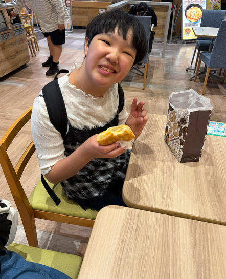 デザートを味わう利用者